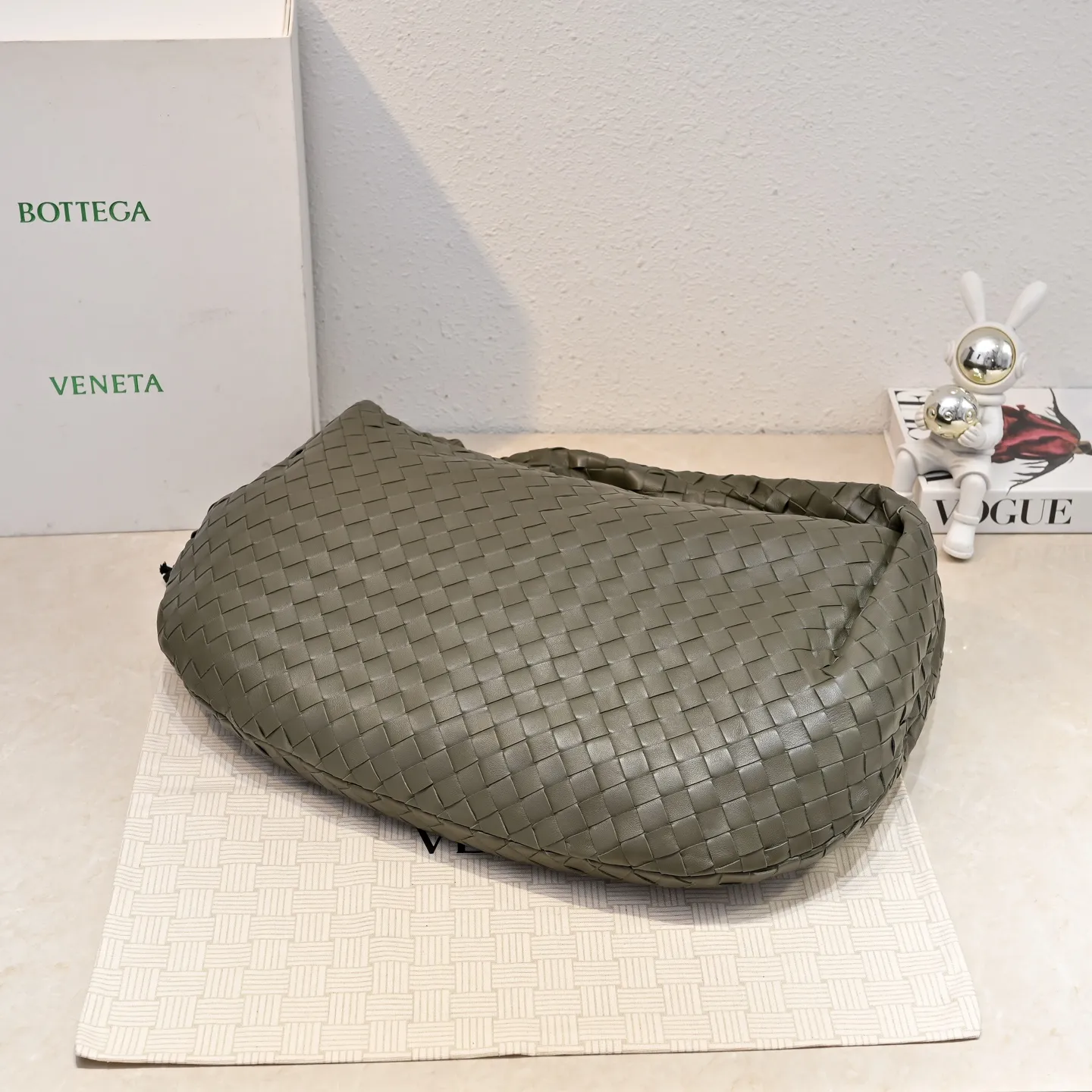 Batch 2360 #JODIE Oversized size comes out~ The shape is still the same fashionable and good-looking. It is made of classic sheepskin weaving. The iconic weaving has always been the most proud design of BV. The soft shape is super suitable for concave shapes~ Not only the size has been changed, but the quality details are also more refined. The shape is more round and Q. The large size has more styles. It is not only practical and can fit everything, but also can carry Jodie’s fashionable concave shape. It is really practical and fashionable. It is awesome in capital letters!  Size: 54*50*20cm Model: 6699